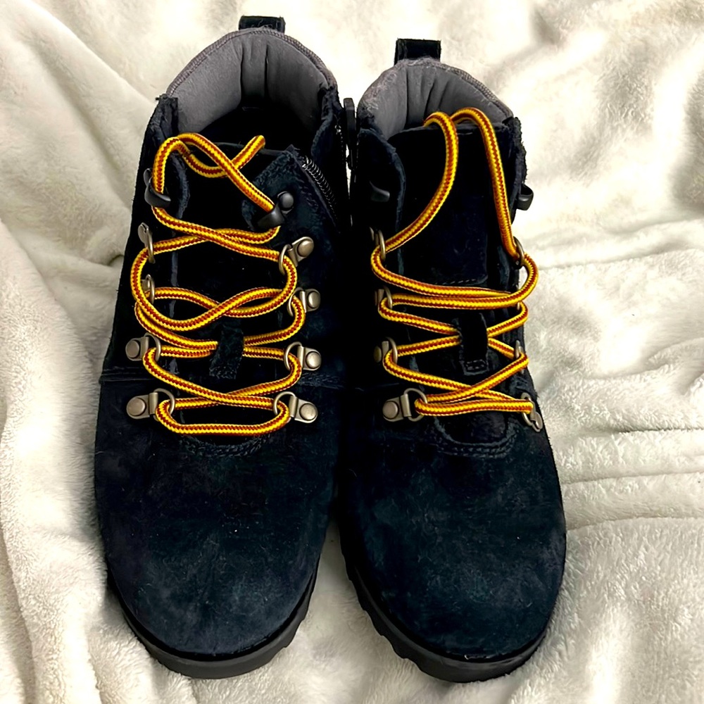 UGG Kids Hilmar Black Boots. Size 1. No Box available. NOT WORN MUCH.
